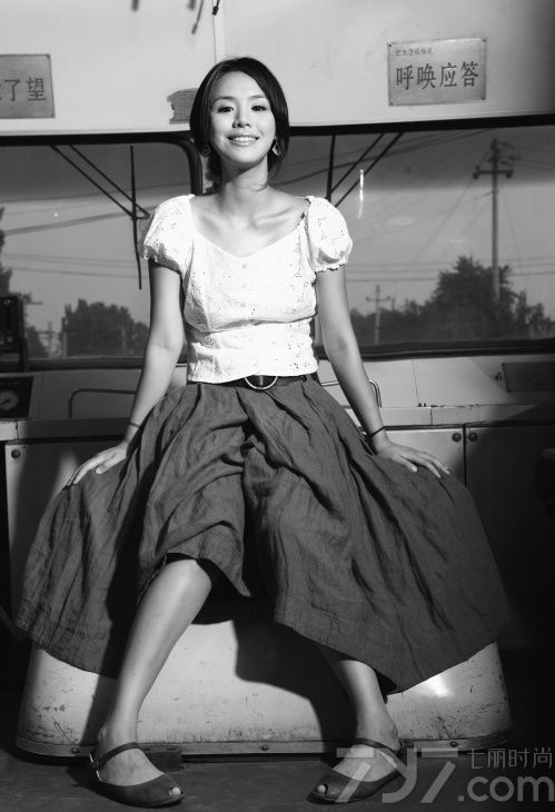 <p>近日某论坛曝光蒋雯丽绝美外甥女马思纯私房照，毕业于中国传媒大学的马思纯拥有一张天使般干净的面容，刚进入大学就被导演看中，与著名演员郭晓冬搭档担纲电视剧《恋人》里的女主角&ldquo;思纯&rdquo;，这次的表演不仅让马思纯在演艺圈崭露头角更是让她本人对表演产生了强烈的兴趣，随后马思纯又参演了《秘岸》《我们天上见》等电影作品。</p>