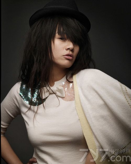 <p>近日某论坛曝光蒋雯丽绝美外甥女马思纯私房照，毕业于中国传媒大学的马思纯拥有一张天使般干净的面容，刚进入大学就被导演看中，与著名演员郭晓冬搭档担纲电视剧《恋人》里的女主角&ldquo;思纯&rdquo;，这次的表演不仅让马思纯在演艺圈崭露头角更是让她本人对表演产生了强烈的兴趣，随后马思纯又参演了《秘岸》《我们天上见》等电影作品。</p>