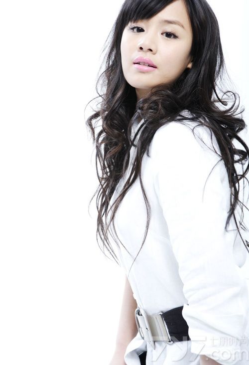 <p>近日某论坛曝光蒋雯丽绝美外甥女马思纯私房照，毕业于中国传媒大学的马思纯拥有一张天使般干净的面容，刚进入大学就被导演看中，与著名演员郭晓冬搭档担纲电视剧《恋人》里的女主角&ldquo;思纯&rdquo;，这次的表演不仅让马思纯在演艺圈崭露头角更是让她本人对表演产生了强烈的兴趣，随后马思纯又参演了《秘岸》《我们天上见》等电影作品。</p>