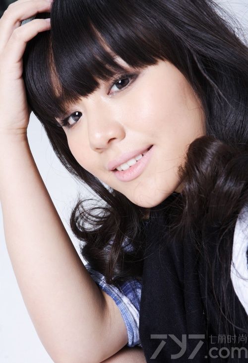 <p>近日某论坛曝光蒋雯丽绝美外甥女马思纯私房照，毕业于中国传媒大学的马思纯拥有一张天使般干净的面容，刚进入大学就被导演看中，与著名演员郭晓冬搭档担纲电视剧《恋人》里的女主角&ldquo;思纯&rdquo;，这次的表演不仅让马思纯在演艺圈崭露头角更是让她本人对表演产生了强烈的兴趣，随后马思纯又参演了《秘岸》《我们天上见》等电影作品。</p>