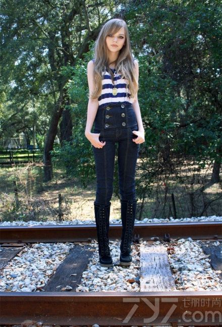 <p>很大一部分女孩都渴望拥有芭比娃娃的身材、脸蛋以及像它们一样有很多漂亮的衣服鞋帽。在国外，更是有不少人过于热爱芭比而不惜代价把自己整成真人版芭比娃娃。但是日前，美国一个名叫Kotakoti的16岁校园美少女因为一组酷似芭比娃娃的图片流出而爆红网络，小巧红润的脸蛋、精致的五官在加上纤细的身材，让她看上去就像是从动画里走出来的芭比娃娃，亦幻亦真，使得很多网友对其展开了激烈的讨论。</p>