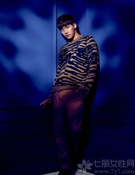 近日，盗墓笔记好基友李易峰杨洋一同携手拍摄了一组杂志大片，在魅蓝色背景下，这对好基友显得十分帅气，尽显风度翩翩型男魅力。在灯光的照耀下，温柔的眼神、凌乱卷卷的发型，加上360度无死角的脸，两位国民型男都帅气满分，颜值爆表啊。