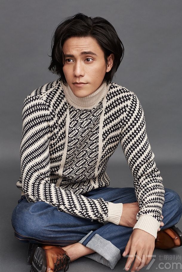 陈坤说「我只是还在长大」。因为一直在长大，他才能一直如一个少年般怀有对世界的未知和好奇，带着一点「反正陈坤要做什么都很奇怪啊」的肆意与任性，把脑中的想法变成現实。跟随ELLEMEN一起來看看陈坤新年第一场大片。