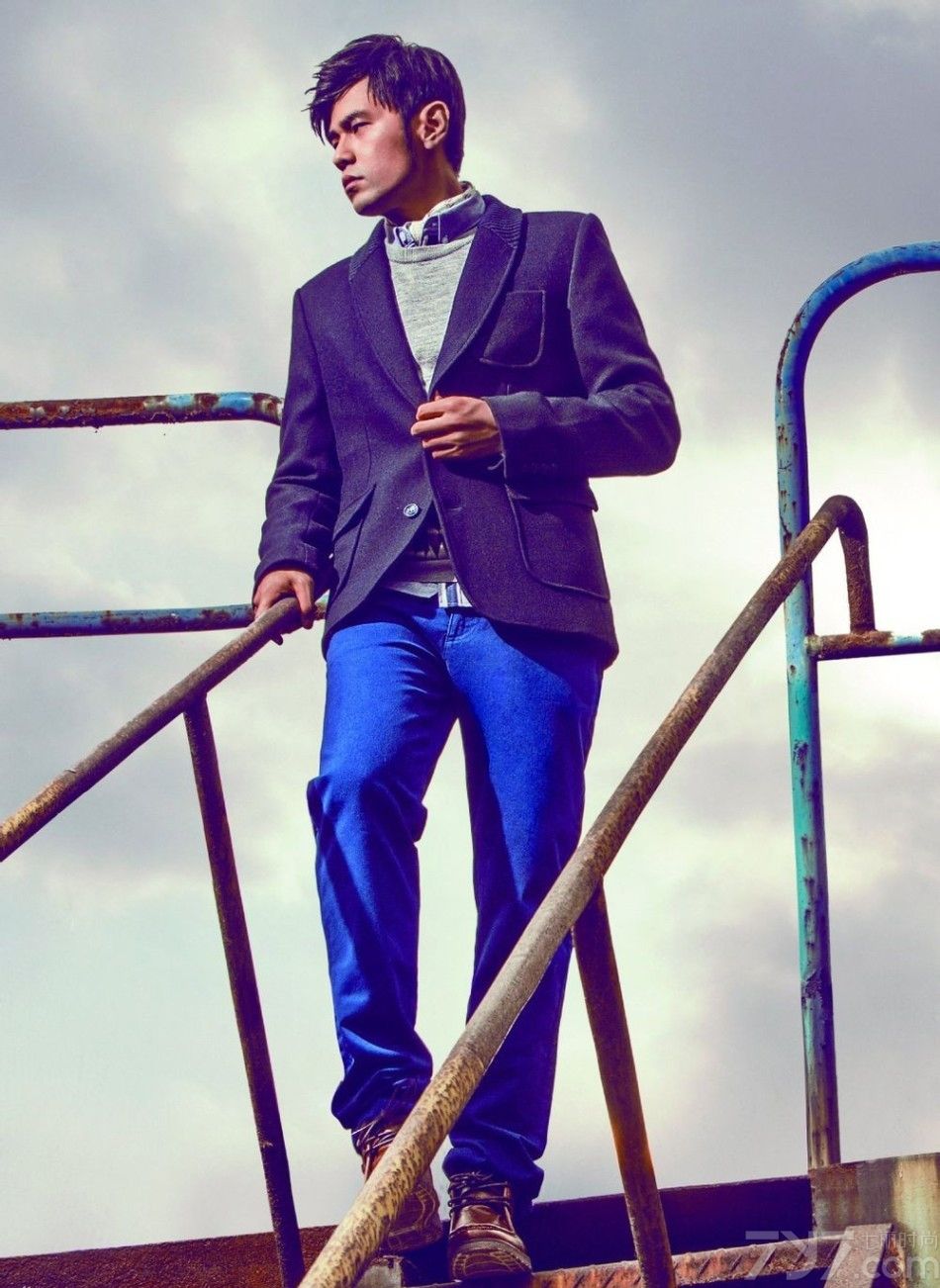 周杰伦最新一组时尚写真大片曝光，一秒钟切换街头少年和华丽贵公子的状态，游刃有余地诠释了只要人有型表情狂拽，什么气质咱都Hold得住啊。