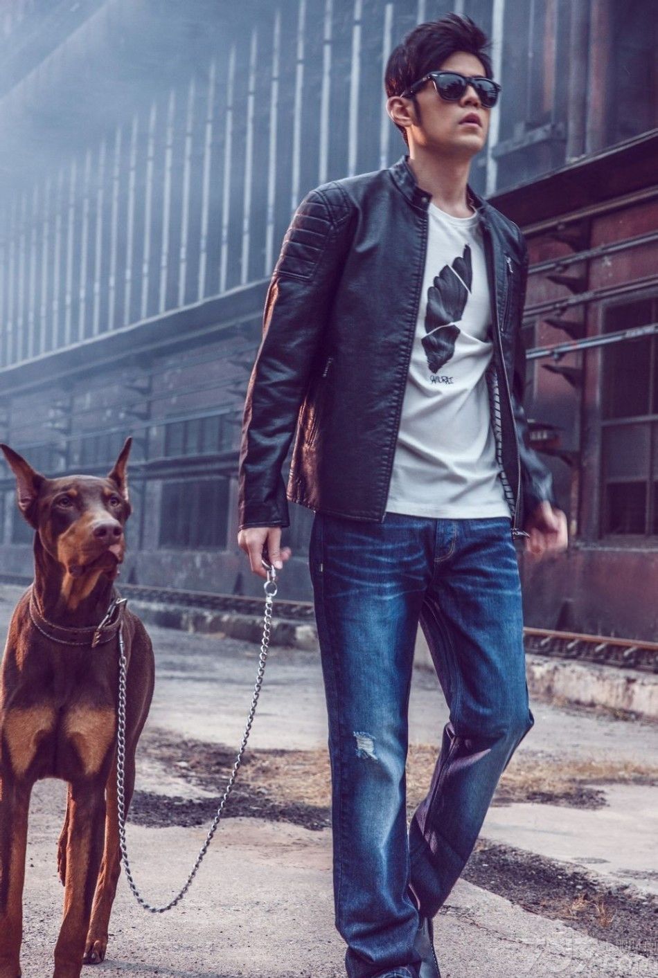 周杰伦最新一组时尚写真大片曝光，一秒钟切换街头少年和华丽贵公子的状态，游刃有余地诠释了只要人有型表情狂拽，什么气质咱都Hold得住啊。