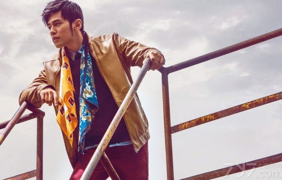 周杰伦最新一组时尚写真大片曝光，一秒钟切换街头少年和华丽贵公子的状态，游刃有余地诠释了只要人有型表情狂拽，什么气质咱都Hold得住啊。