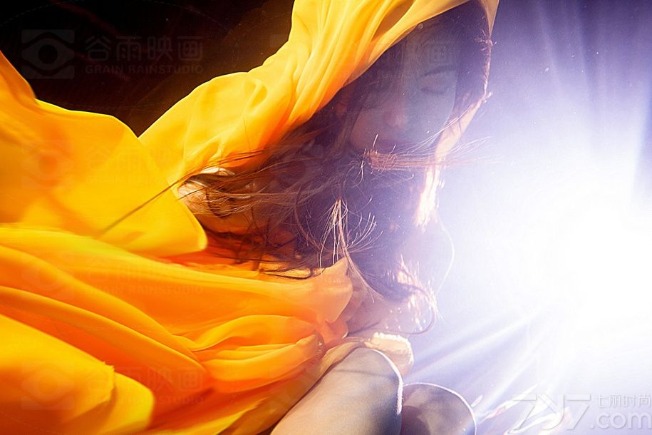 女性最美不过那未经风霜的面庞，女性最柔不过那妖娆妩媚的身躯。水中是一个能释放心灵和躯干的好去所，在水下我们可以尽情的摆动身姿，寻找属于自己的一片乐土。下面一起来看看这位美女在水下展现时尚人体艺术摄影图片，遇水起舞呈现出强有力的空灵之感。