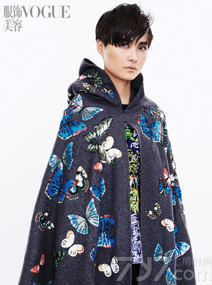 近日，李宇春登时尚杂志《VOGUE》封面写真正式公开。据悉，这组封面写真中，李宇春穿着颇具典雅风情的花衣，展示出专属于春式时尚风潮，粉丝们纷纷直呼：这才是李宇春，专属李宇春的时尚霸气。分享一组李宇春冷艳登VOGUE封面写真，中国风典雅花衣倾诉乡情。