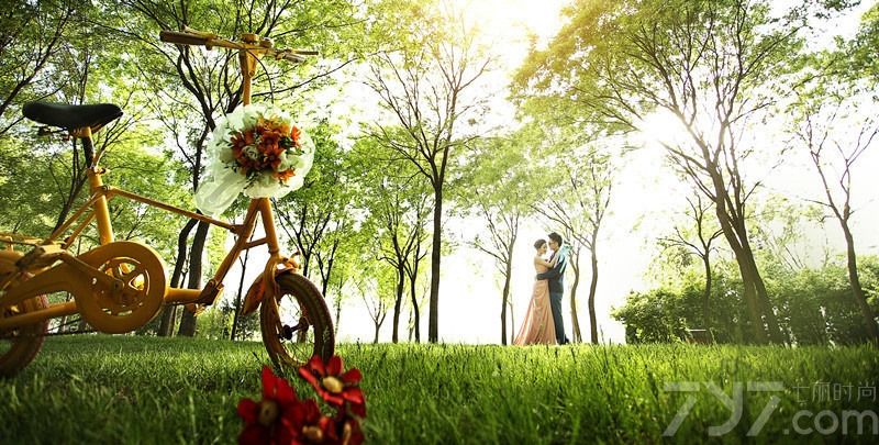 明媚的阳光洒在大地上，暖气腾腾的气温下很适合准夫妻们拍摄婚纱照。绿树茵茵的仙境中宛如隔世，他们尽情享受着二人世界。一颦一笑中都能感受到两人其中的爱意，如果你正在为你的婚纱照苦恼，不妨一起来欣赏一下甜美时尚婚纱礼服照图片吧！