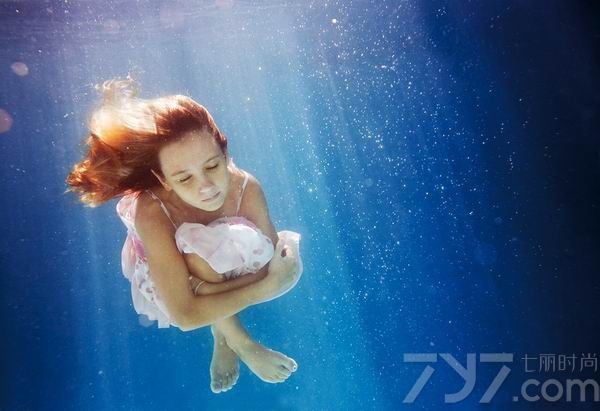 Elena Kalis是俄罗斯的一位摄影兴趣爱好者，拍摄的作品被用于书籍、杂志、CD封面等多种出版物专门进行水底摄影。她的作品拥有强烈的个人风格，她的作品集《水底的爱丽丝》堪称其代表作。记录了孩童在水下嬉戏的各种美景，启动了孩童爱丽丝仙境，下面一起来看看Elena Kalis水下摄影艺术照图片吧！