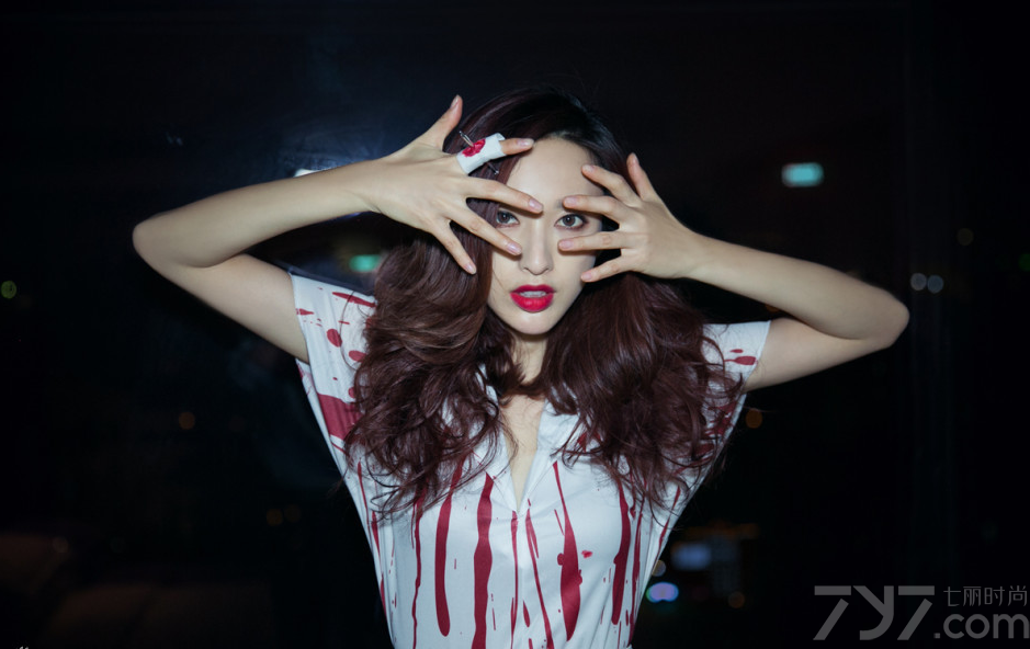 近日，张俪曝光一组为万圣节拍摄的写真图片，在这组写真中，张俪颠覆突破自我，穿着护士制服，画上烈焰红唇扮美艳俏护士，把玩针筒，白大褂染血，食指也被钢钉“刺穿”，血腥出位十足，特别是咬唇的画面也充满了浓烈的性感气息！