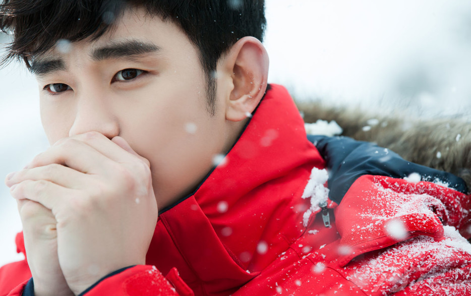 由金秀贤代言的Beanpole品牌赴新西兰拍摄的秋冬画报写真于近日公开，在这组画报写真中，金秀贤穿着红色登山服，在新西兰雪原中展示了帅气完美的侧颜，完美的模特身材也吸引住众人目光。分享金秀贤登山服画报写真图片，在新西兰取景侧颜帅出新高度。