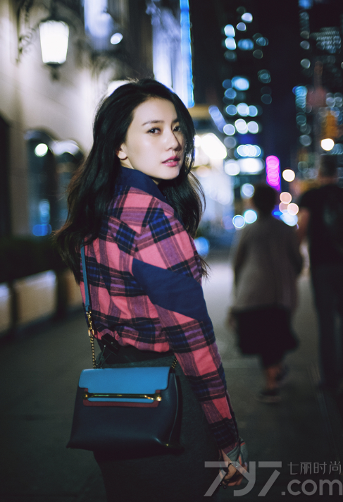 刚结束纽约时装周之旅的国民女神高圆圆，在近日曝光了一组纽约夜景街拍照，拼色的格子衬衫与斑斓的霓虹完美呼应，随性散落的长发和若有所思的面容则又在通明的盏盏灯火中流露出一丝都市夜归人的静默与疏离，分享一组国民女神高圆圆纽约街拍写真，看女神随性自然的美态也能百媚生。