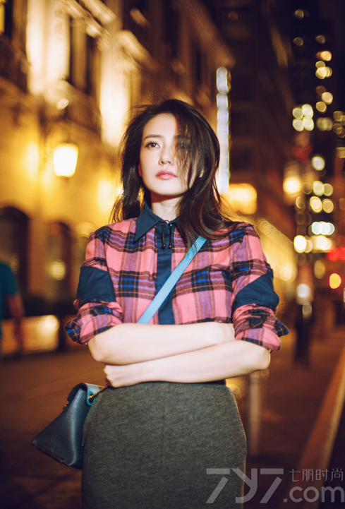 刚结束纽约时装周之旅的国民女神高圆圆，在近日曝光了一组纽约夜景街拍照，拼色的格子衬衫与斑斓的霓虹完美呼应，随性散落的长发和若有所思的面容则又在通明的盏盏灯火中流露出一丝都市夜归人的静默与疏离，分享一组国民女神高圆圆纽约街拍写真，看女神随性自然的美态也能百媚生。
