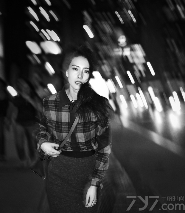 刚结束纽约时装周之旅的国民女神高圆圆，在近日曝光了一组纽约夜景街拍照，拼色的格子衬衫与斑斓的霓虹完美呼应，随性散落的长发和若有所思的面容则又在通明的盏盏灯火中流露出一丝都市夜归人的静默与疏离，分享一组国民女神高圆圆纽约街拍写真，看女神随性自然的美态也能百媚生。