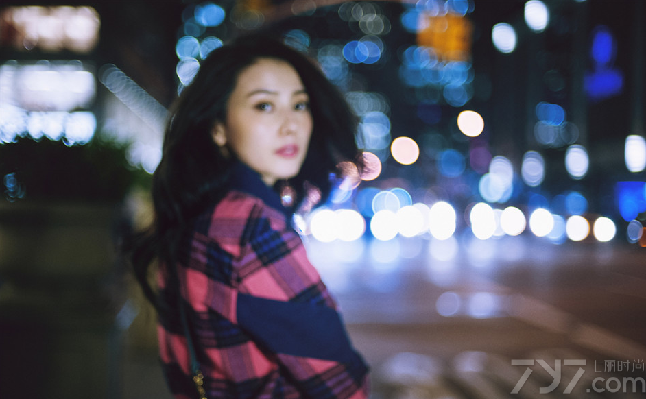 刚结束纽约时装周之旅的国民女神高圆圆，在近日曝光了一组纽约夜景街拍照，拼色的格子衬衫与斑斓的霓虹完美呼应，随性散落的长发和若有所思的面容则又在通明的盏盏灯火中流露出一丝都市夜归人的静默与疏离，分享一组国民女神高圆圆纽约街拍写真，看女神随性自然的美态也能百媚生。