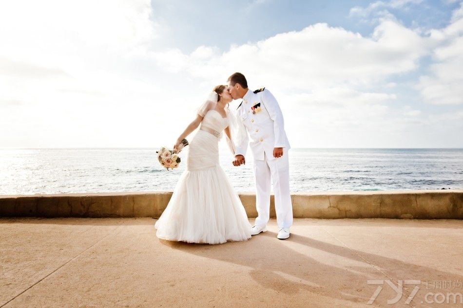 结婚是人生中一件大事，有人说穿上婚纱的一颗是女人最美的时候，在这一天做公主的时候，怎能错过一张唯美震撼的婚纱照？下面一起来来国外夫妻是如何用最简单的pose，拍出档次大片，快来欣赏海边震撼婚纱礼服照片姿势吧！