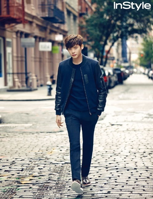 近日，韩国媒体公开了几张李钟硕为某时尚杂志拍摄的画报写真，在这组画报写真中，李钟硕穿着最新秋冬服饰，让186的高挑身高完美尽显，一双大长腿引来粉丝直呼：长腿偶吧，帅呆了！分享李钟硕<Instyle MEN>画报写真，看186的大长腿偶吧如何迷惑少女心。