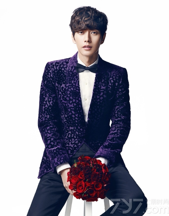 近日，长腿偶吧朴海镇为中国某时尚杂志拍摄了一组浪漫写真画报，在这组画报写真图中，朴海镇手捧玫瑰花，穿着西装礼服打领带的模样，甜蜜或真挚的表情，尽显浪漫绅士魅力，特别是一副真诚求婚的样子，让众多少女粉丝瞬间被秒杀。分享长腿偶吧朴海镇画报写真图片，手捧浪漫玫瑰花求婚众多少女。