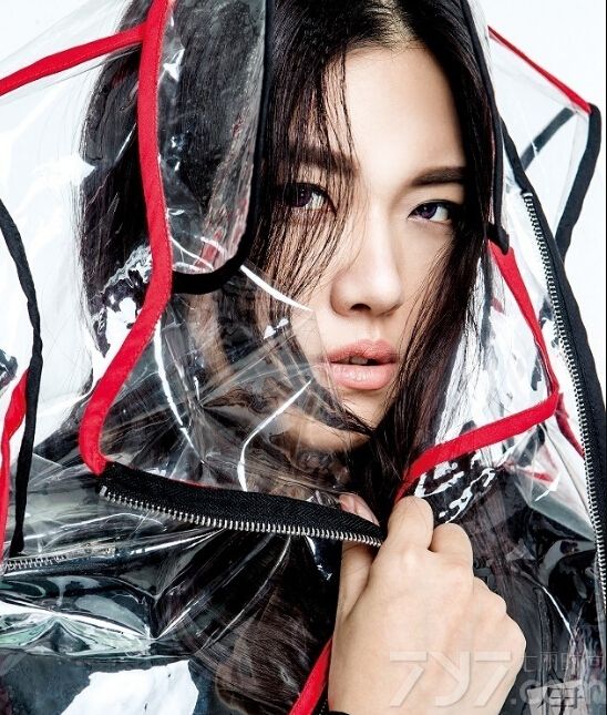 近日，网上曝光了一组16强学员的定妆写真！该时尚大片以黑白为主打风格，16为学员纷纷展现了自己的不同味道，演绎了一种酷感魅惑的感觉，音乐人也能散发出强烈的朋克味道哦。
