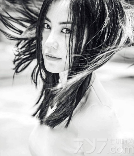 锋菲恋复合消息传开后，从上周六开始至今，一直是各大娱乐网站的热门头条。尽管当事人只是通过朋友来证实，网友们也纷纷给予祝福。同时，进入甜蜜恋情的王菲，近日某时尚杂志拍摄了一组时尚大片，大走知性风展女神魅力，让人不得不感概天后的魅力，永远都是那么棒！