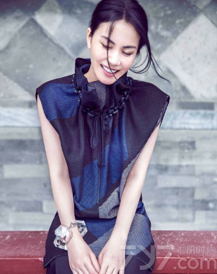 锋菲恋复合消息传开后，从上周六开始至今，一直是各大娱乐网站的热门头条。尽管当事人只是通过朋友来证实，网友们也纷纷给予祝福。同时，进入甜蜜恋情的王菲，近日某时尚杂志拍摄了一组时尚大片，大走知性风展女神魅力，让人不得不感概天后的魅力，永远都是那么棒！