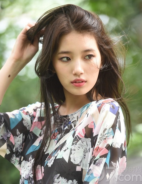 国民初恋秀智某为时尚杂志拍摄的画报，近日某网站公开了一组拍摄现场的写真图片。在这组写真画报中，秀智白皙的肌肤与红唇完美结合，展示出超精致完美的一面，本身作为有着国民初恋称号的她，分分钟都有变身为性感女神的魅力，让宅男们看了怦然心动，分享秀智9月GRAZIA画报写真图片，看国民初恋如何演绎雪白肌肤与红唇的诱惑。