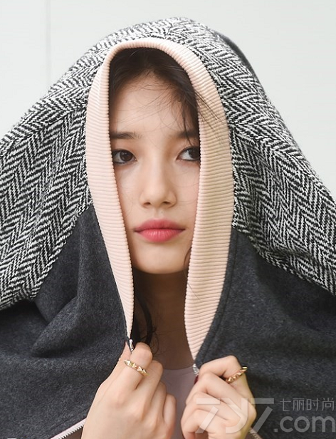 国民初恋秀智某为时尚杂志拍摄的画报，近日某网站公开了一组拍摄现场的写真图片。在这组写真画报中，秀智白皙的肌肤与红唇完美结合，展示出超精致完美的一面，本身作为有着国民初恋称号的她，分分钟都有变身为性感女神的魅力，让宅男们看了怦然心动，分享秀智9月GRAZIA画报写真图片，看国民初恋如何演绎雪白肌肤与红唇的诱惑。