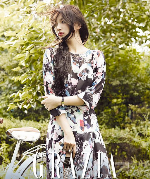 国民初恋秀智某为时尚杂志拍摄的画报，近日某网站公开了一组拍摄现场的写真图片。在这组写真画报中，秀智白皙的肌肤与红唇完美结合，展示出超精致完美的一面，本身作为有着国民初恋称号的她，分分钟都有变身为性感女神的魅力，让宅男们看了怦然心动，分享秀智9月GRAZIA画报写真图片，看国民初恋如何演绎雪白肌肤与红唇的诱惑。