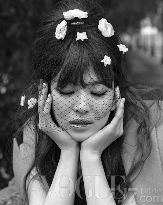 由宋慧乔、姜东元主演的电影《我忐忑不安的人生》将于下月3号上演，剧中讲述了患有早衰症的儿子和看起来比自己还要年轻的父母间的故事。作为主演，两人近日某时尚杂志拍摄了一组复古时尚写真，在这组写真画报中，两人分别穿着多套复古又华丽的服饰，演绎了不同于现代的时尚大气。