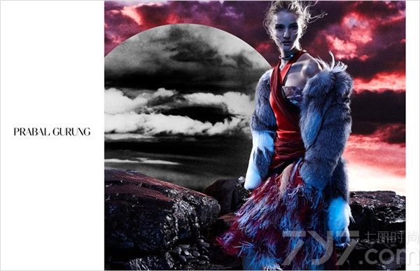 美国时尚品牌Prabal Gurung 2014/15秋冬广告大片近日曝光，由性感名模罗茜·汉丁顿·惠特莉（Rosie Huntington Whiteley）演绎，时尚摄影师Daniel Jackson执镜。罗茜身穿该品牌高贵礼服、奢华皮草等服饰，以岩石和冷月残云为背景，展现出极致的冷艳美！