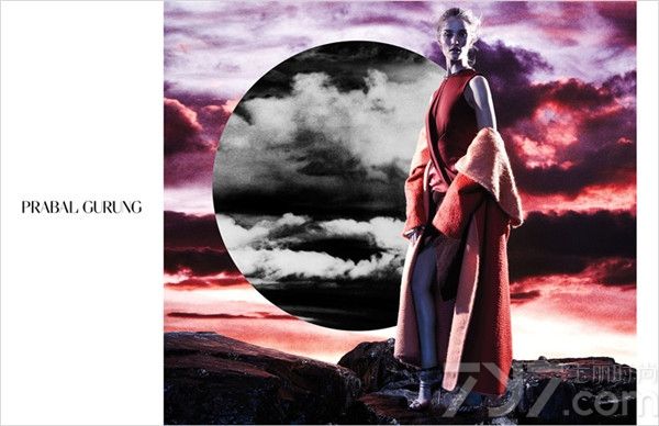 美国时尚品牌Prabal Gurung 2014/15秋冬广告大片近日曝光，由性感名模罗茜·汉丁顿·惠特莉（Rosie Huntington Whiteley）演绎，时尚摄影师Daniel Jackson执镜。罗茜身穿该品牌高贵礼服、奢华皮草等服饰，以岩石和冷月残云为背景，展现出极致的冷艳美！