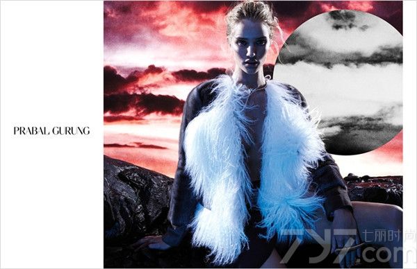 美国时尚品牌Prabal Gurung 2014/15秋冬广告大片近日曝光，由性感名模罗茜·汉丁顿·惠特莉（Rosie Huntington Whiteley）演绎，时尚摄影师Daniel Jackson执镜。罗茜身穿该品牌高贵礼服、奢华皮草等服饰，以岩石和冷月残云为背景，展现出极致的冷艳美！