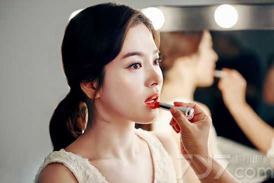 近日，兰芝官方网站曝光一组宋慧乔拍摄兰芝广告现场的图片，在这组现场图片中，宋慧乔用完美精致的容颜展示了多种时尚化妆产品，特别是口红系列的图片，一举一动不用修改，就如同一张完美的画报。分享宋慧乔兰芝广告拍摄现场图片，完美紧致女神容貌令人嫉妒。