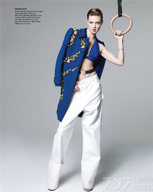 超模琳赛·威克森（Lindsey Wixson）登上《Vogue》杂志韩国版七月刊封面及内页，演绎了一组性感十足的时尚大片。片中“牙缝妹”Lindsey 一头湿感发型，身穿各式泳装搭配优雅而利落的外套，非常惹火！