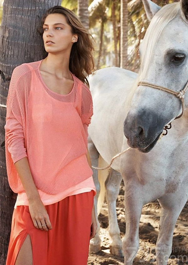 Mango 2014春夏广告大片由加拿大超级名模达莉亚·沃波依（Daria Werbowy）性感演绎，著名时尚摄影是由Josh Olins执镜，Alastair McKimm造型。