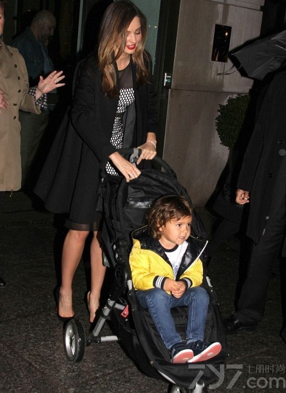 时尚辣妈米兰达可儿，近日穿着一席休闲服饰出街，浅蓝色衬衫搭配深色斜拉链包臀裙，带上墨镜之后，尽管只是休闲服饰出街，却俨然一副似T台走秀的感觉，强大的气场在走上街头时就震惊全场。