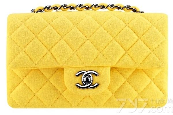 香奈儿2014春夏高级成衣系列，卡尔?拉格斐以艺术家为灵感来源，对画家使用的丰富色彩与材质进行创新诠释，令艺术与时尚完美相融。携带此概念，本季的手袋配饰色彩明快，满载学院式的活力。以下为大家带来这一季的全部包款，让你最先领略时尚大牌资讯！