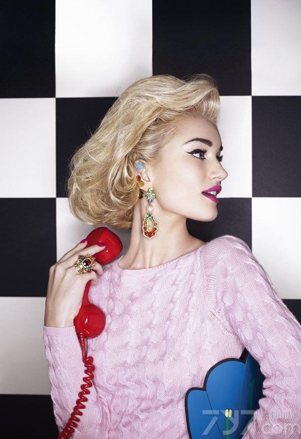 英国超模，好莱坞性感女星罗茜·汉丁顿·惠特莉（Rosie Huntington-Whiteley）半裸登《时尚芭莎》杂志英国版2014年3月刊封面，并与另外两位超模共同演绎了社论里的复古时尚大片。该时尚大片由时尚教父卡尔·拉格斐执镜，国际知名编辑卡琳·洛菲德造型。