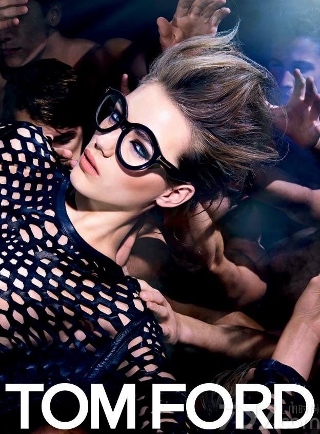 以上是半裸夜店Party Tom Ford2014春夏广告大片，营造出来的夜店狂野气息，众人衬托主角在舞池中，给人一种天下唯我是从的感觉。斯文的装束搭配野性的背景，给人一种不一样的视觉感。