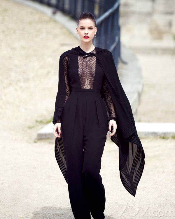 <p>芭芭拉&middot;帕尔文(Barbara Palvin)是匈牙利的一名模特新人，她为ELLE杂志拍摄了一组新写真，烈焰红唇、蕾丝黑衣，展露出令人窒息的性感神秘。</p>