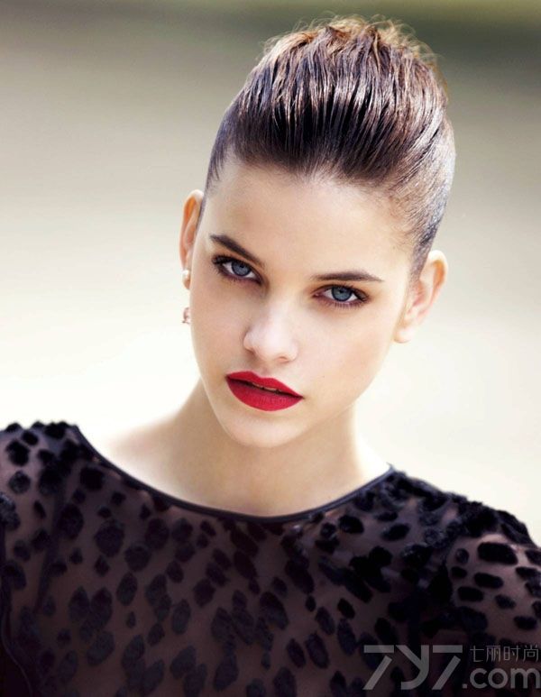<p>芭芭拉&middot;帕尔文(Barbara Palvin)是匈牙利的一名模特新人，她为ELLE杂志拍摄了一组新写真，烈焰红唇、蕾丝黑衣，展露出令人窒息的性感神秘。</p>