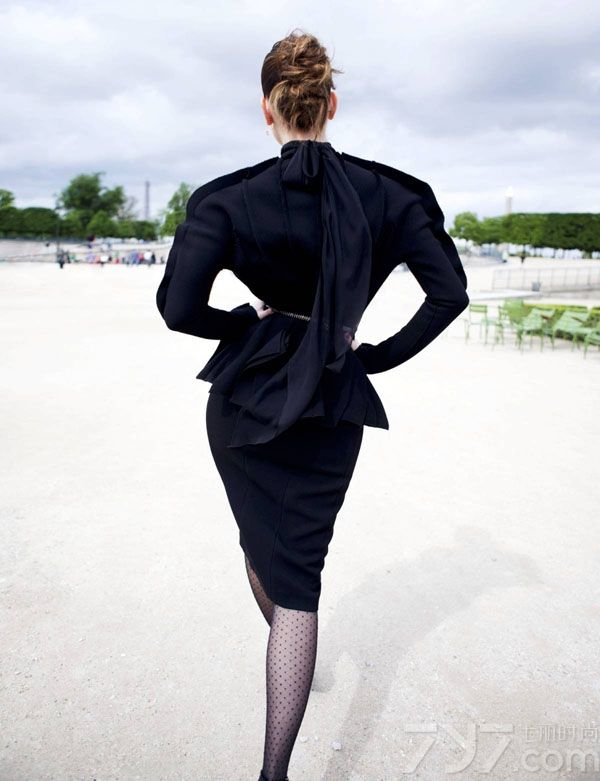 <p>芭芭拉&middot;帕尔文(Barbara Palvin)是匈牙利的一名模特新人，她为ELLE杂志拍摄了一组新写真，烈焰红唇、蕾丝黑衣，展露出令人窒息的性感神秘。</p>