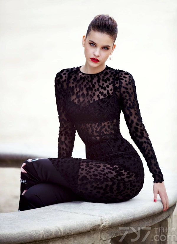 <p>芭芭拉&middot;帕尔文(Barbara Palvin)是匈牙利的一名模特新人，她为ELLE杂志拍摄了一组新写真，烈焰红唇、蕾丝黑衣，展露出令人窒息的性感神秘。</p>