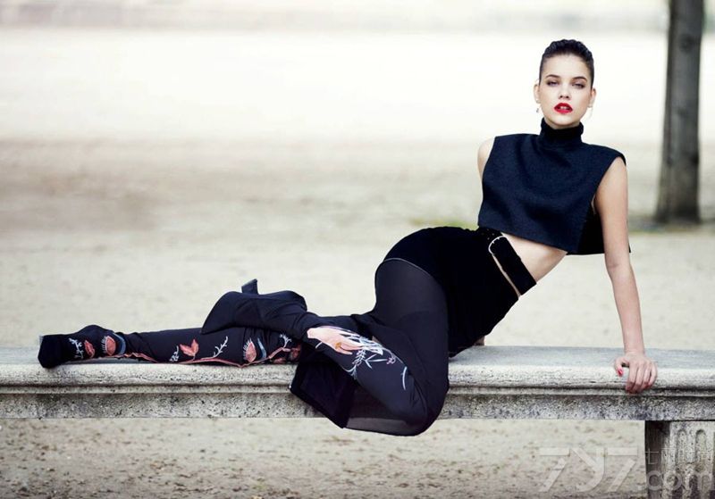 <p>芭芭拉&middot;帕尔文(Barbara Palvin)是匈牙利的一名模特新人，她为ELLE杂志拍摄了一组新写真，烈焰红唇、蕾丝黑衣，展露出令人窒息的性感神秘。</p>