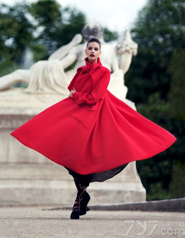 <p>芭芭拉&middot;帕尔文(Barbara Palvin)是匈牙利的一名模特新人，她为ELLE杂志拍摄了一组新写真，烈焰红唇、蕾丝黑衣，展露出令人窒息的性感神秘。</p>