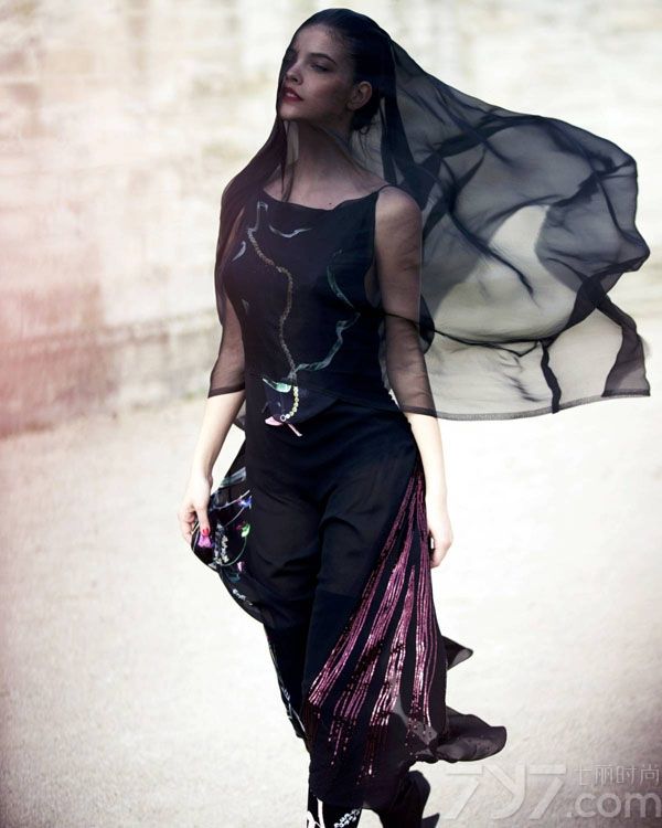 <p>芭芭拉&middot;帕尔文(Barbara Palvin)是匈牙利的一名模特新人，她为ELLE杂志拍摄了一组新写真，烈焰红唇、蕾丝黑衣，展露出令人窒息的性感神秘。</p>