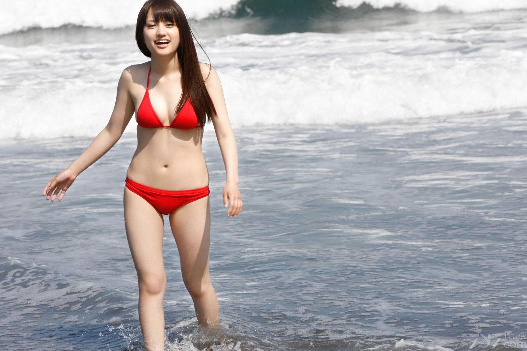 这组日系美女性感室内火辣写真图片，在大红色内衣的衬托下将傲人白皙美胸展示令人喷血，性感长腿更是一道香辣盛宴，分享绝色美女性感火辣室内图片，长腿美胸令人疯狂。