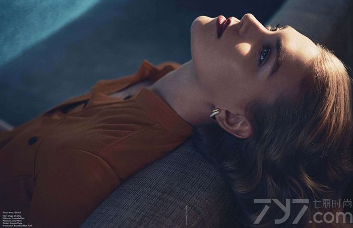 《VOGUE》杂志澳大利亚版2013年12月刊封面时尚大片，由美国顶级超模艾利桑娜·缪斯（Arizona Muse）演绎，时尚摄影师Nathaniel Goldberg执镜。