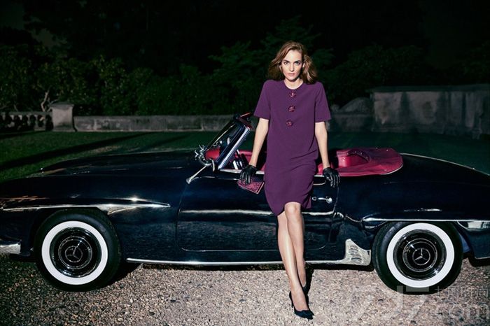 汤丽柏琦（Tory Burch）2013圣诞假期精彩广告大片于阳光灿烂的户外拍摄，由Laura Kampman、Tilda Lindstam和Zuzanna Bijoch共同演绎，著名的时尚摄影师Norman Jean Roy执镜。